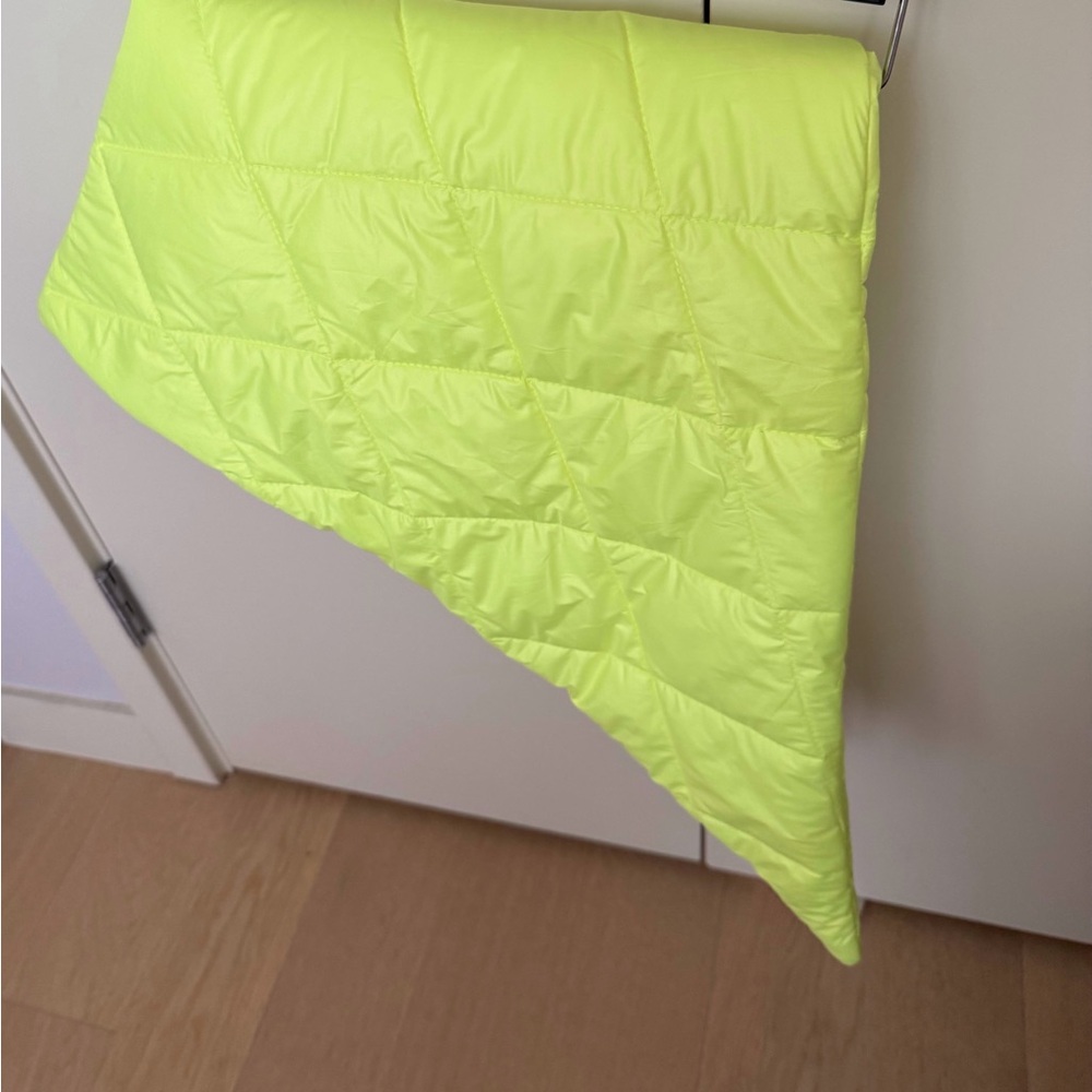 Red Sky Neon Yellow Quilted Triangle Scarf OS NWT - Picture 4 of 5